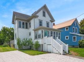 Sunset Bay Cottage - Main Street charm with water views!，位于Deep Hole的酒店
