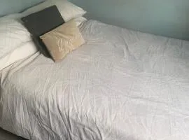 FEMALES ONLY OR Couples for DOUBLE ROOM - near Stonehenge