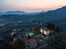 VILLA IL CASTELLO Vibrant Sanctuary of Enchanting Colours，位于卢卡的酒店