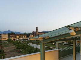 Apartment in Lucca with Jacuzzi and Terrace，位于卢卡的酒店