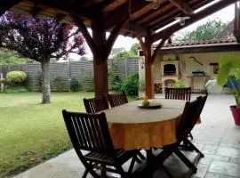 Maison de village avec jardin clos, randonnées, vélos gratuits, cheminée et équipements bébé. - FR-1-616-232