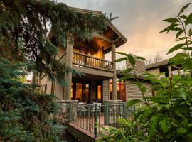 Conifer by AvantStay Secluded Cabin Amongst the Trees w Hot Tub，位于Snyderville的酒店