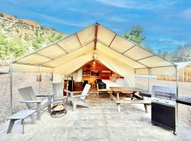Glamping Tent #2 with Heat AC and Private Bath，位于奥德维尔的酒店