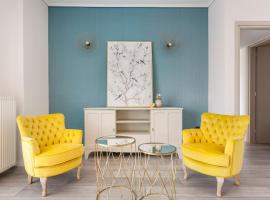 Luxury 3-BD condo with 80sqm balcony in Glifada，位于雅典的酒店