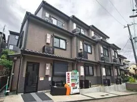 Home in Kyoto kiyomizu, city walk 5 minutes Kiyomizu Temple, washmachine, kitchen, TV in room&bathroom