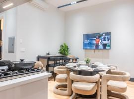 Highend Hideaway Duplex with 1 FREE Parking, backyard and deck, pool table, 2 Kings plus 2 Baths, Sleeps 10, 2 Floors! 20 PERCENT OFF，位于霍博肯的酒店