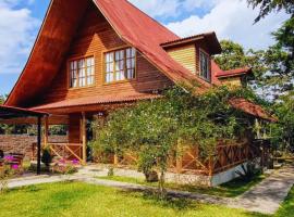 La Casa de Dar&iacute;o - Hospedaje y Casa de Campo en Oxapampa con Piscina，位于奥克萨潘帕的带泳池的酒店