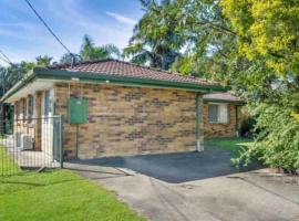 3 Bed House free parking,Master with AC，位于布朗平原的酒店