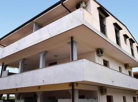 Beautiful Apartment In Palmi With Wifi，位于帕尔米的酒店