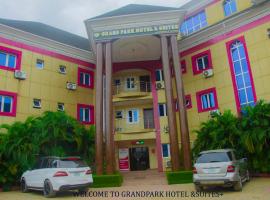 GRAND PARK HOTEL AND SUITEs，位于Egbe的酒店
