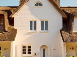 Reethüs Keitum mit Kamin und Südgarten in direkter Wattnähe，位于凯图姆的酒店