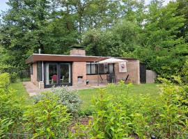 Zonnige vrijstaande bungalow in prachtige omgeving!，位于Rekem的酒店