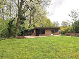 Vrijstaande vakantiebungalow met optimale privacy!!，位于Rekem的酒店