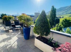 Grosse Terrasse mit Privatsph&auml;re & Aussendusche，位于Siebnen的带停车场的酒店