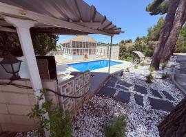 Luxury Villa con piscina y tenis privados，位于Argés的酒店