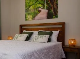 Ellara Escapes - Modern 1-Bedroom Apartment with Hill View - Sodnac, Quatre Bornes