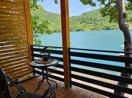 Villa Razlicak - Jezero Lake Perucac，位于佩鲁恰茨的酒店