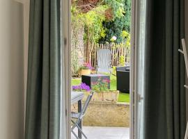 Le Gamay - Charmant T2 avec parking et Terrasse，位于沙泰勒吉永的酒店