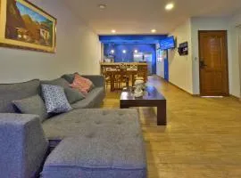 Casa moderna en Villamorra a pasos del Shopping Mariscal Lopez 2Dorm,2 garajes y Wifi