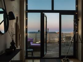 Beautiful flat with sea view & roof terrace，位于奇维克的酒店
