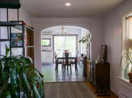 River-View Bright Quebec City Apartment，位于魁北克市的酒店