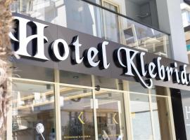 Klebrido Hotel and Restaurant，位于都拉斯的带停车场的酒店