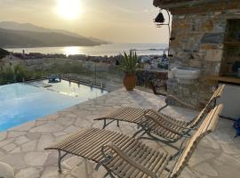 A panoramic Aegean Hideaway with pool in Ano Vathi, Samos，位于Vathý的酒店