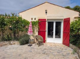 La Colline - proche Surgères - Maison 2 chambres, jacuzzi, jardin, entre mer et campagne，位于Muron的酒店