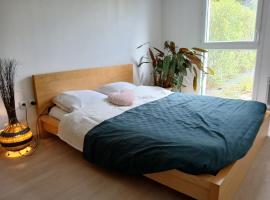 Le Cosy avec jardin terrasse couverte et parking gratuit，位于凯恩的酒店
