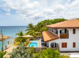 Atlantis Beach House，位于威廉斯塔德的带泳池的酒店