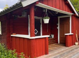 Husarstuga, house at riverside near many lakes，位于Ädelfors的酒店