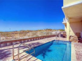 Private Balcony Luxury 4-Bedroom Oceanfront Unit，位于圣徒皮特海滩的酒店