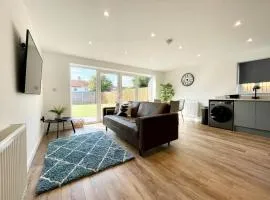 NEW Bungalow - near Quays - Ample Free Parking - Wi-Fi