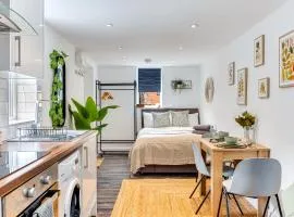 Studio Flar near Luton Airport
