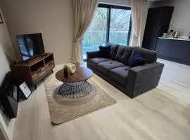 #23 Lux stylish 2 bed 2 bath with balcony NEC n12 - Sleeps 4 - "Perfect for contractors and Families - Free Parking"