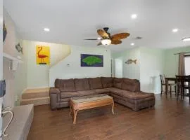 Mai Tu Suns - Renovated 3 Bedroom Beach Home!