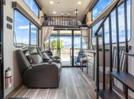 The Coyote Moon Tiny Home Destination Trailer Zion，位于Apple Valley的酒店