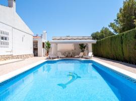 Exclusiva villa con piscina，位于卡拉法特的酒店