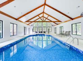 Luxury Villa with Indoor Heated Pool & Sauna & Spa & Fire Pit - Newly Redone，位于东斯特劳兹堡的豪华酒店