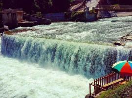 Hotel Dee waterfall view kutten，位于Kundālshai的酒店