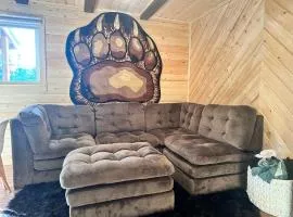 Elegant, Cozy Cub Cabin near Lake with Laundry Unit