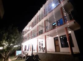 Majestic House and Bonkers on the go Café，位于Kalgha的酒店