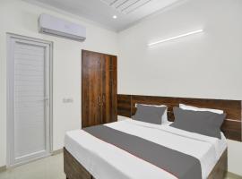 Collection O Raksha Inn Near PVR Ansal Plaza Greater Noida，位于Indirapuram的酒店