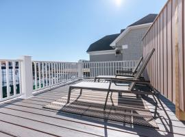 CHIC on Thames St Deck & free parking，位于纽波特的酒店