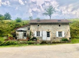Lac de Vassivière Petite maison à proximité，位于Saint-Julien-le-Petit的酒店