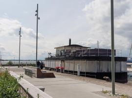 Norrbyskär HouseBoat with a view!，位于韦斯特罗斯的酒店
