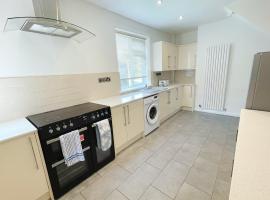 Entire 3 Bedroom House in Durham，位于Gilesgate的酒店
