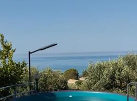 Villetta vista mare con piscina, giardino e parcheggio privato