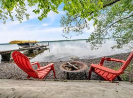 Peaceful Lakefront Getaway on Cayuga Lake cottage，位于Aurora的酒店