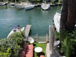 Maison du Bonheur Newly renovated house, private garden and 12x4m mooring，位于格里莫港的酒店
